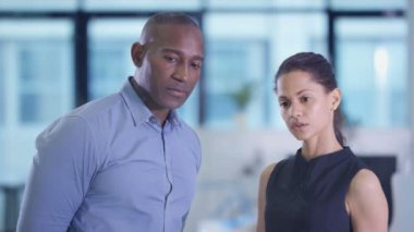 4 k iş adamları modern ofis etkileşimli ekran kullanma