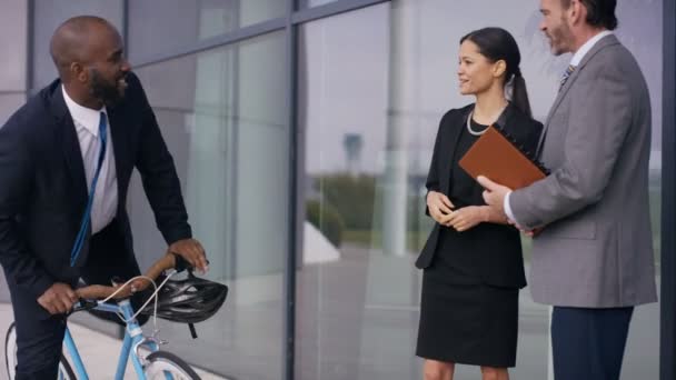 Empresario Bicicleta Que Llega Para Trabajar Oficina Saludar Los Compañeros — Vídeos de Stock