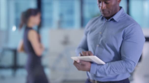 Geschäftsmann Modernen Büro Mit Tablet Computer Und Interaktivem Bildschirm — Stockvideo