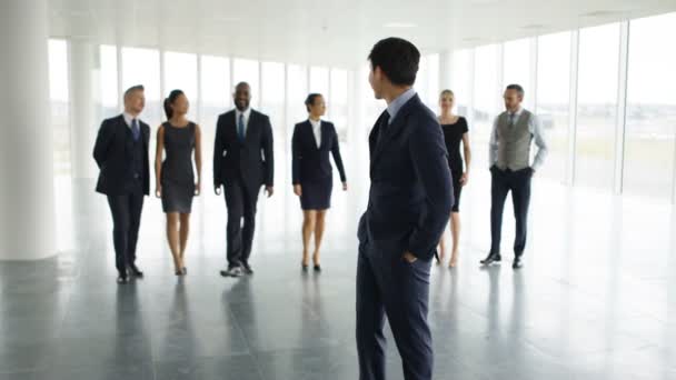 Retrato Feliz Equipo Negocios Multirracial Gran Oficina Planta Abierta — Vídeos de Stock