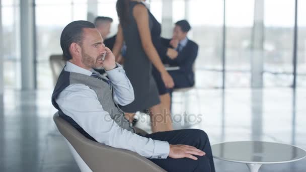 ブレイク アウトのオフィス エリアでの非公式会合で 男性のビジネス チーム — ストック動画