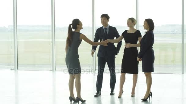 商务团队查看空的商业地产 与代理商握手 — 图库视频影像