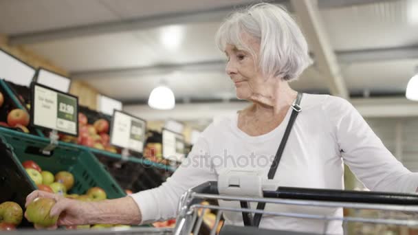 Seniorin Mit Einkaufswagen Kauft Lebensmittel Supermarkt — Stockvideo