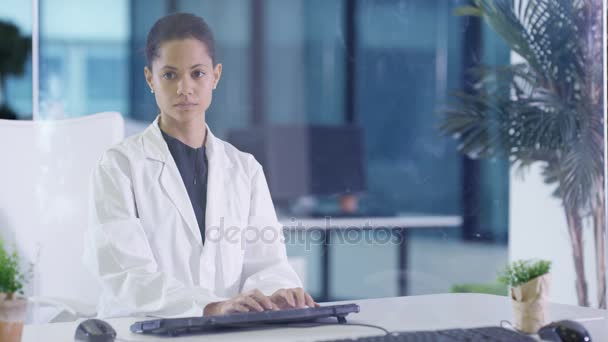 Beyaz Önlük Etkileşimli Kullanarak Kadın Bilim Adamı Değmek Perde Modern — Stok video