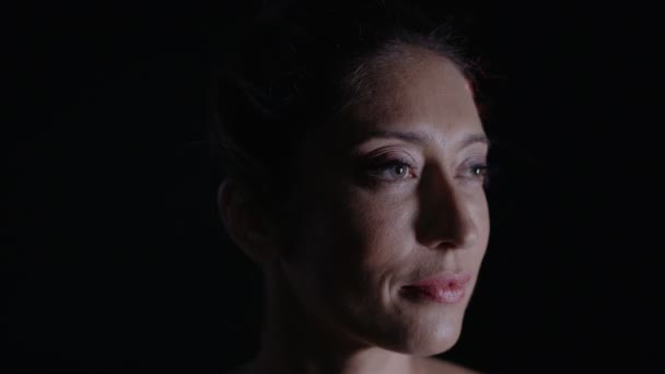 投射在女人脸上的光线 表明大脑活动或偏头痛 — 图库视频影像