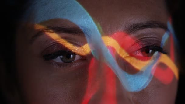 Nahaufnahme Bunte Lichtmuster Auf Gesicht Eines Attraktiven Modells Projiziert — Stockvideo