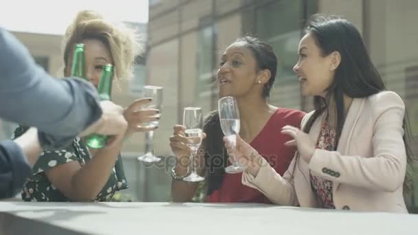 Щасливі Друзі Жінки Спілкуються Ють Даху Міста Влітку — стокове відео