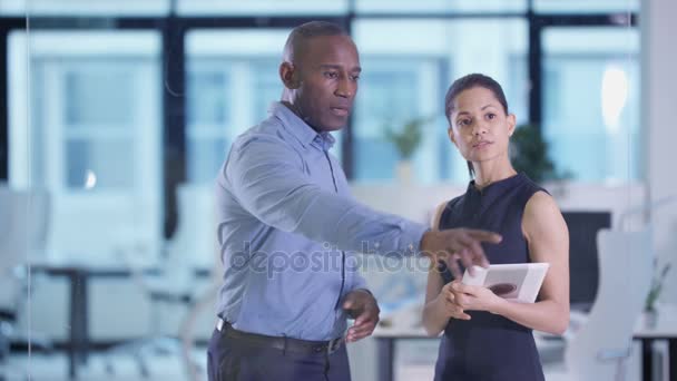 Gente Negocios Oficina Moderna Usando Computadora Tableta Pantalla Interactiva — Vídeo de stock