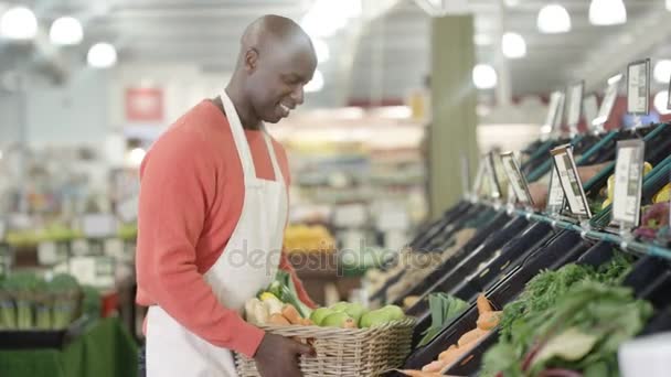 Portret Van Friendly Worker Kruidenierswinkel Draaien Glimlachen Bij Camera — Stockvideo