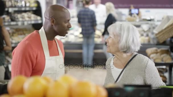 Trabalhador Amigável Supermercado Ajudando Senhora Sênior Comprando Mantimentos — Vídeo de Stock