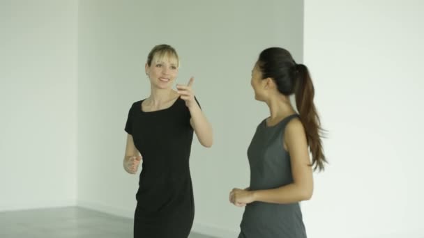 Neşeli Kadınları Onlar Meşgul Modern Ofis Aracılığıyla Yürüyüş Olarak Sohbet — Stok video