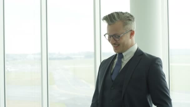 Les équipes 4K Business se rencontrent et se serrent la main dans un grand immeuble de bureaux moderne 