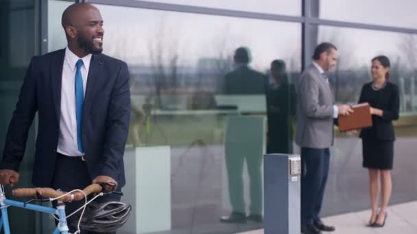 Retrato Hombre Negocios Sonriente Saliendo Del Edificio Oficinas Con Bicicleta — Vídeos de Stock