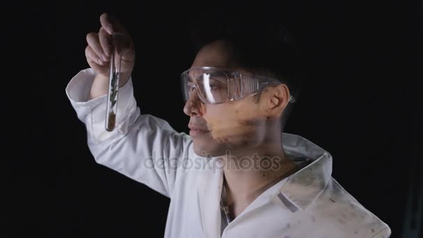 Ученый Смотрит Химикаты Сценами Войны Проецируемыми Лицо — стоковое видео