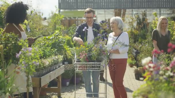 Clientes Comprando Vivero Plantas Trabajador Amigable Con Tableta — Vídeos de Stock