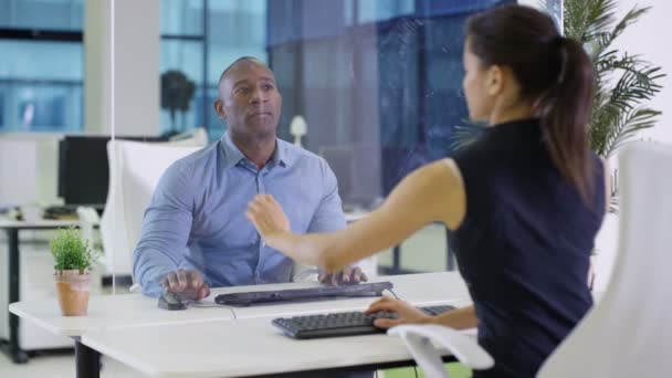 Les Gens Affaires Dans Bureau Entreprise Moderne Utilisant Écran Tactile — Video