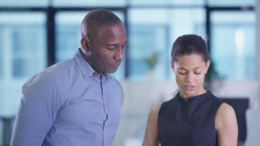 4 k iş adamları modern ofis etkileşimli ekran kullanma