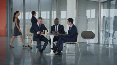 4 k erkek iş ekibi office koparma alanında gayrı resmi toplantıda