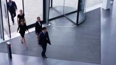4k ek yükü iş grup toplantısı büyük modern ofis binası içinde görüntüleyin.