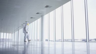 4k astronot boş bir bina keşfetmek Dünya'ya döndü.