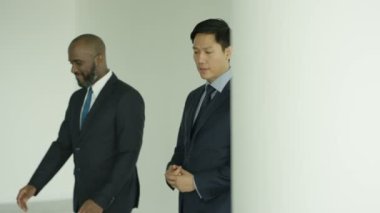 4 k neşeli iş Grup sohbet olarak onlar meşgul modern ofis aracılığıyla yürüyüş 