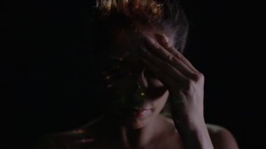 4k ışık beyin aktivitesi veya migren gösteren kadının yüzüne öngörülen