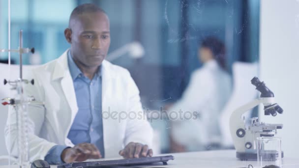 Scientifique masculin 4K en manteau blanc utilisant un écran tactile interactif dans un laboratoire moderne 