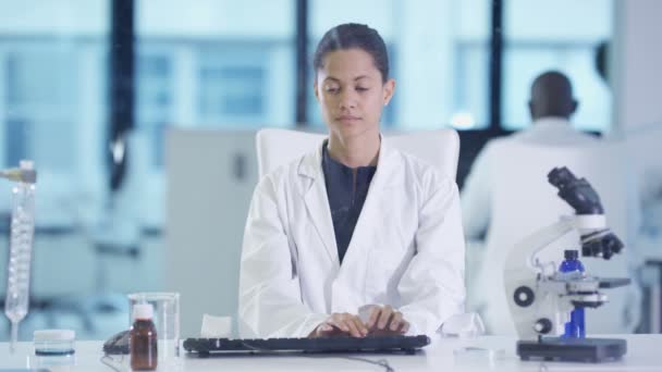 Vrouwelijke Wetenschapper Witte Jas Met Behulp Van Interactieve Aanrakingsscherm Moderne — Stockvideo