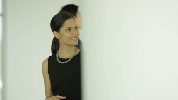 Business Man Vrouw Chatten Als Lopen Door Drukke Moderne Kantoor — Stockvideo