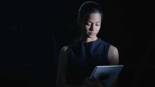 Femme Aide Une Tablette Ordinateur Écran Tactile Interactif Sur Fond — Video