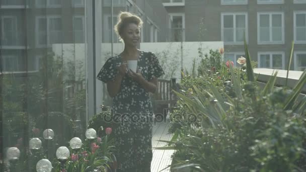 Retrato Mujer Sonriente Relajándose Jardín Azotea Del Apartamento Ciudad — Vídeo de stock