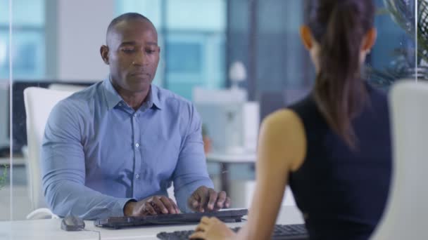 Geschäftsleute Modernen Büro Mit Interaktivem Touchscreen — Stockvideo