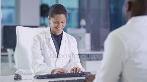 Scientifiques Blouse Blanche Utilisant Écran Tactile Interactif Laboratoire — Video