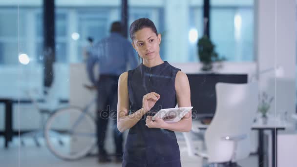 Femme Affaires Dans Bureau Moderne Utilisant Une Tablette Écran Interactif — Video