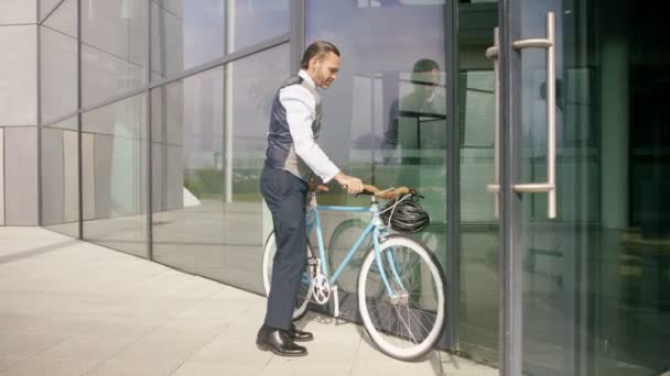 Бизнесмен Велосипедом Разговаривает Мобильному Телефону Перед Входом Офис — стоковое видео
