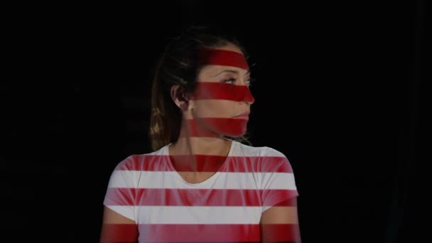 美国国旗投射到黑色背景上女性模特的脸部和身体上 — 图库视频影像