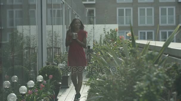 Attraktive Frau Entspannen Auf Der Dachterrasse Der Stadt Garten Und — Stockvideo