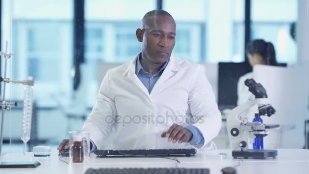 Científico Masculino Bata Blanca Usando Pantalla Táctil Interactiva Laboratorio Moderno — Vídeo de stock