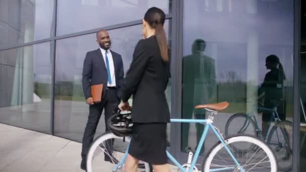 Empresaria Con Bicicleta Saliendo Del Edificio Oficinas Hablando Con Compañeros — Vídeo de stock