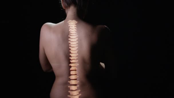 Illuminated Spinal Kolumn Projiceras Baksidan Naken Kvinnlig Modell — Stockvideo