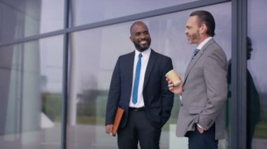 4k işkadını ofis çalışmak için gelen ve arkadaşları tebrik bisiklet üzerinde