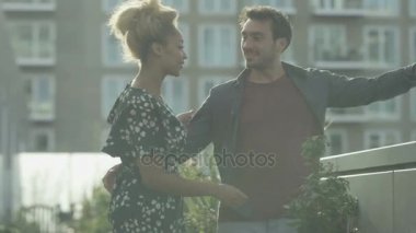 4 k genç Romantik Çift su bitkileri ve daire Bahçe görünümünde bakarak