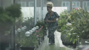 4 k çekici genç kadın sulama tesislerinde şehir Çatı Bahçesi