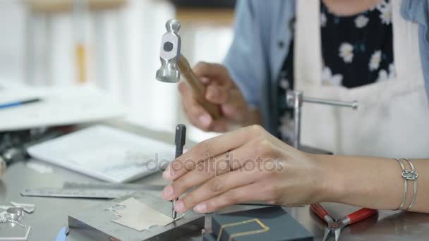 Diseñador Joyas Trabajando Estudio Creando Piezas Únicas Hechas Mano — Vídeos de Stock