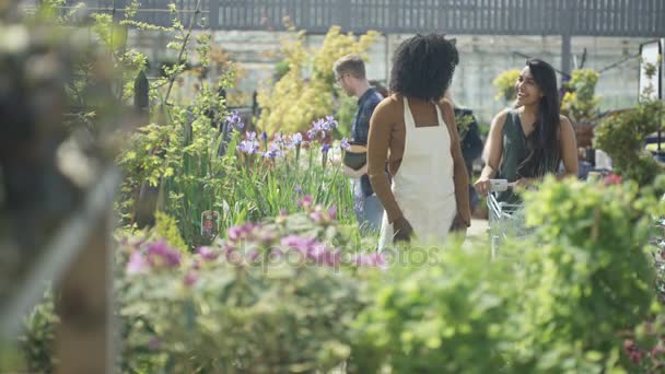 Vänlig Arbetare Trädgårds Centrum Kontrol Lera Växterna Och Bistå Kund — Stockvideo