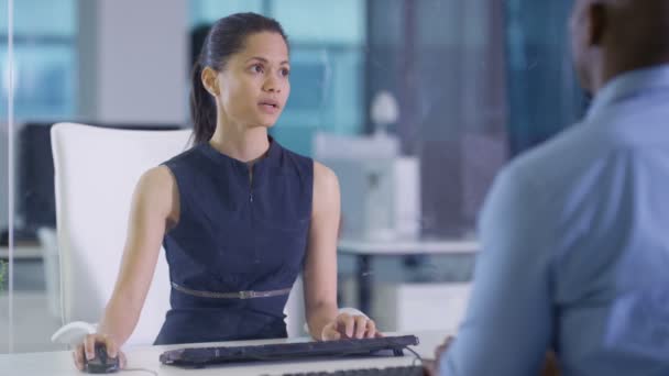 近代的な企業のオフィスを使用して対話型の ビジネス人々 のタッチ スクリーン — ストック動画