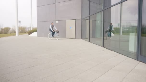 Zakenman Aankomen Voor Werk Een Fiets Een Zonnige Dag — Stockvideo