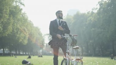 4 k Trendy profesyonel adam binicilik bisiklet Şehir Parkı