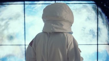 4k planet Earth görünümü penceresine bakarak astronot