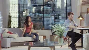 4 k çift rahatlatıcı olarak New York city daire kız erkek onunla dans etmek teşvik